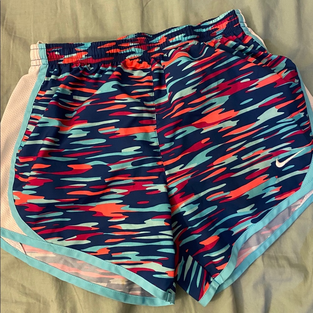 Size L girls nike shorts like new